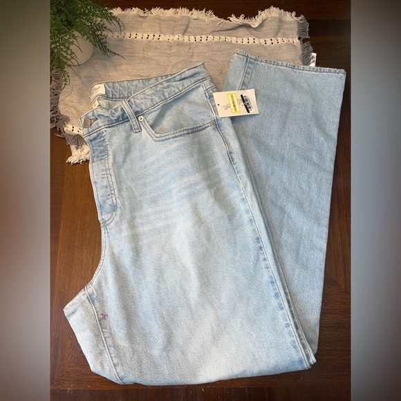 Universal Thread Denim - Universal Thread High Rise 90s Straight Jeans Light Wash Women’s Size 17 NWT
